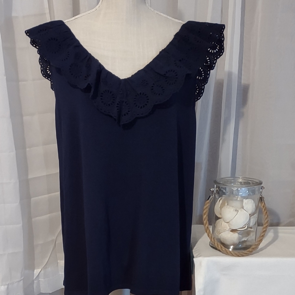 # Crown and Ivy eyelet trim Sleeveless Blouse. Size 3X Curvy.